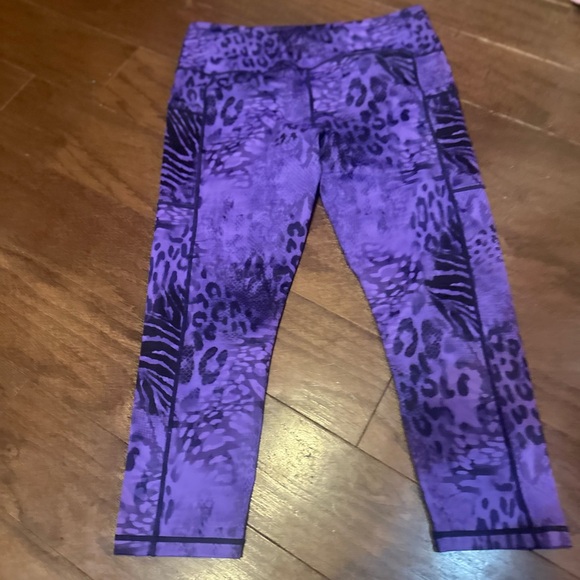 CVG Constantly Varied Gear Purple Animal Print Leggings Capri Length Size Large - Picture 3 of 3